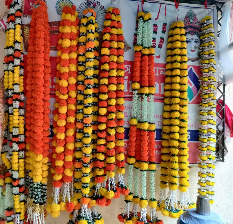 Post image Mujhe muze decoration material manufacturer ka no chahiye the jaise ka gende ka garland baki  ki 500 pieces chahiye.